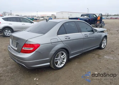 2013 Mercedes-Benz C 250 Sport z USA, uszkodzony, nr VIN WDDGF4HB3DA831573